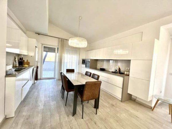 Tirane, shes apartament 3+1 190 m² Euro (TEG, REZIDENCE BANIMI)