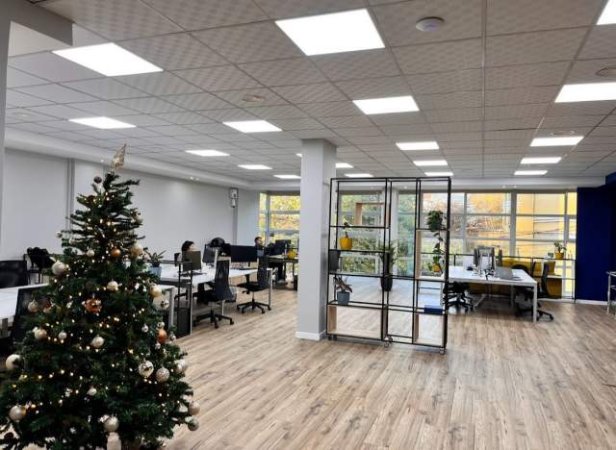 Tirane, jepet me qera ambjent biznesi Kati 1, 240 m² 3.000 Euro (ish Stacioni i Trenit)