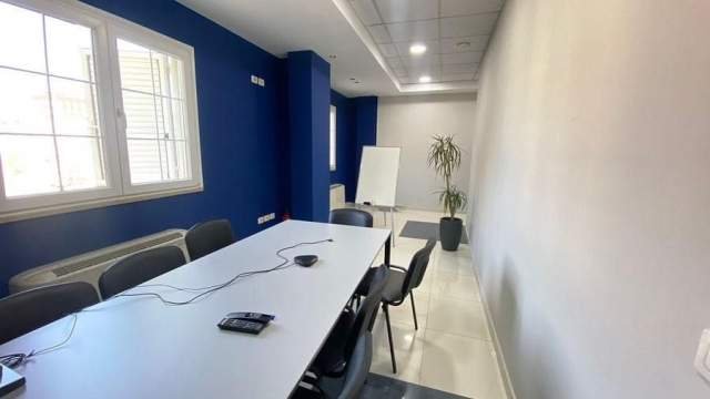 Tirane, jepet me qera ambjent biznesi Kati 1, 240 m² 3.000 Euro (ish Stacioni i Trenit)