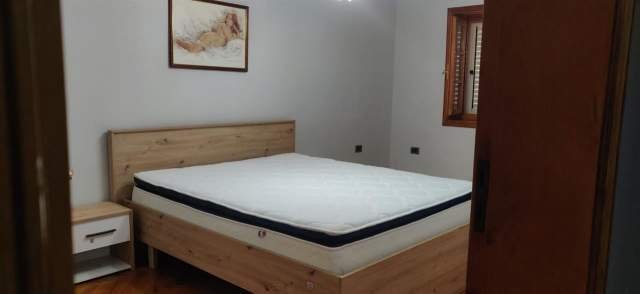 Tirane, jepet me qera apartament 3+1+A+BLK Kati 2, 110 m² 700 Euro (rruga fortuz)