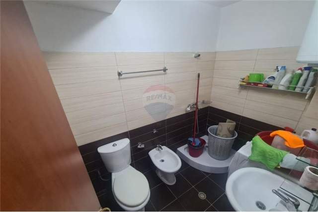 Tirane, jepet me qera apartament Kati 6, 90 m² 400 Euro (Pallatet Cabej)