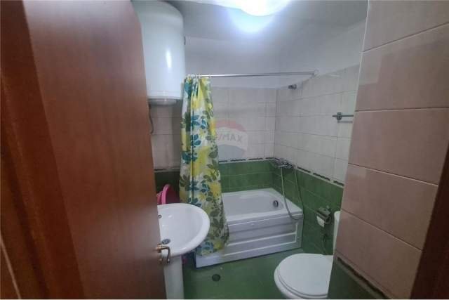 Tirane, jepet me qera apartament Kati 6, 90 m² 400 Euro (Pallatet Cabej)