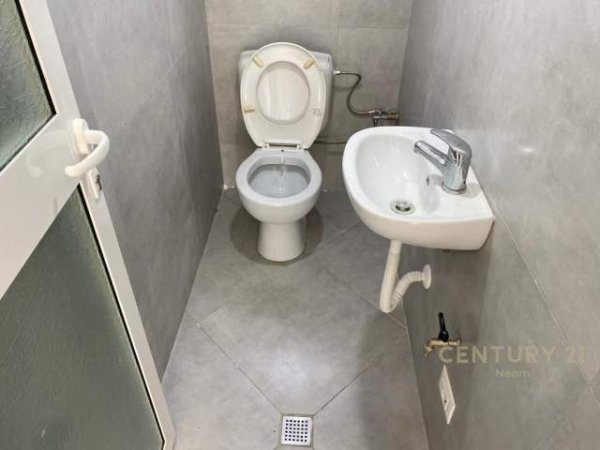 Tirane, jepet me qera ambjent biznesi Kati 0, 30 m² 350 Euro (Selite)