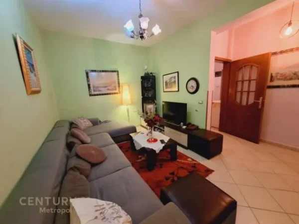 Tirane, jepet me qera apartament 2+1+BLK 120 m² 500 Euro (tregu elektrik)