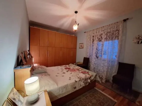 Tirane, jepet me qera apartament 2+1+BLK 120 m² 500 Euro (tregu elektrik)