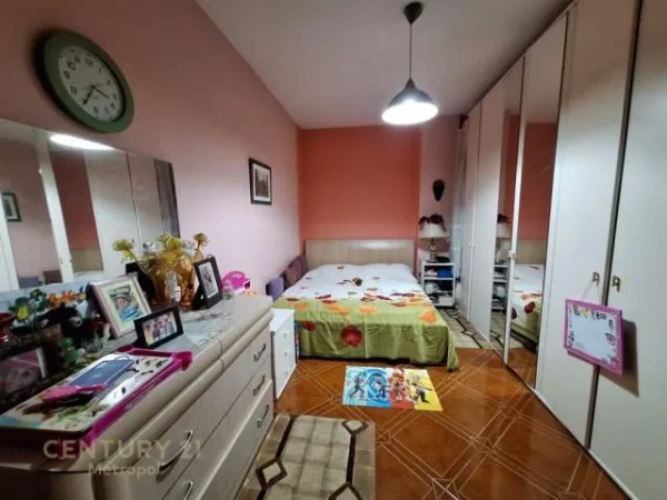 Tirane, jepet me qera apartament 2+1+BLK 120 m² 500 Euro (tregu elektrik)