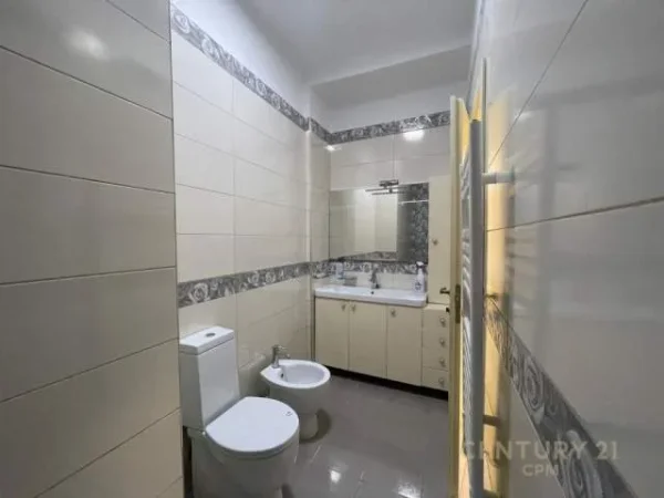 Tirane, jepet me qera apartament 2+1 100 m² 850 Euro (rruga e kosovareve)