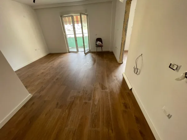 Tirane, jepet me qera ambjent biznesi Kati 3, 67 m² 1.000 € (Prane Stadiumit Arena)