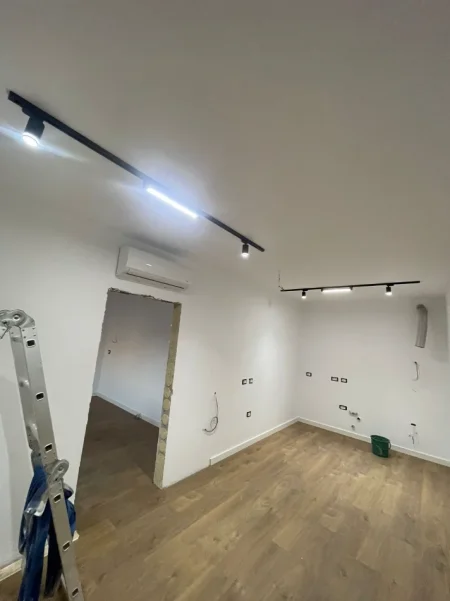 Tirane, jepet me qera ambjent biznesi Kati 3, 67 m² 1.000 € (Prane Stadiumit Arena)