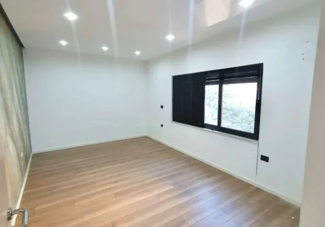 Tirane, jepet me qera ambjent biznesi Kati 3, 80 m² 1.000 € (ish blloku)
