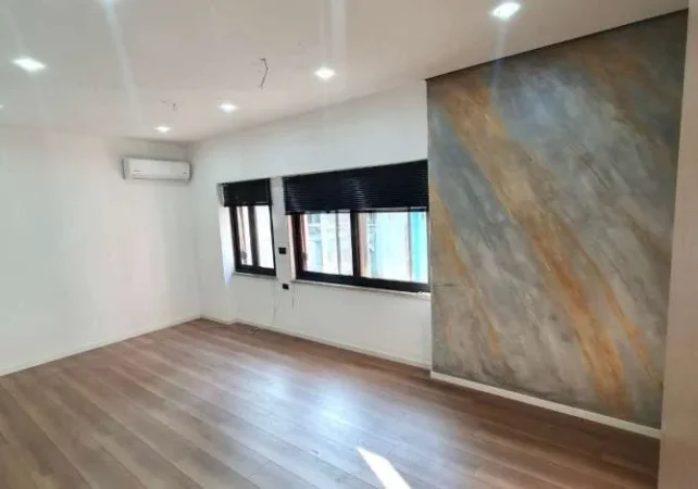 Tirane, jepet me qera zyre Kati 3, 80 m² 1.000 € (ish blloku)