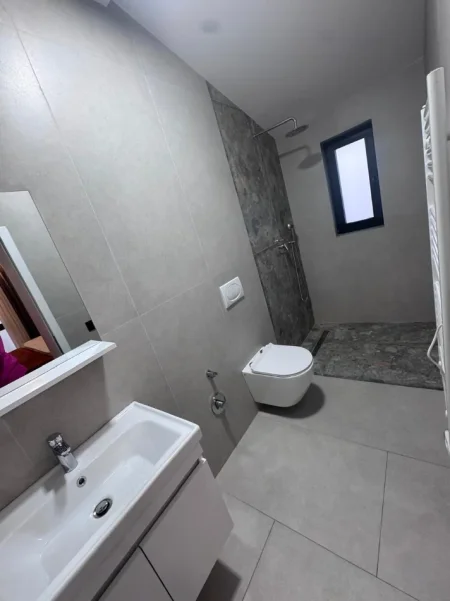Tirane, jap me qera Vile 2+1+Aneks+Ballkon Kati 3, 118m²  (Rruga:Bruzi)
