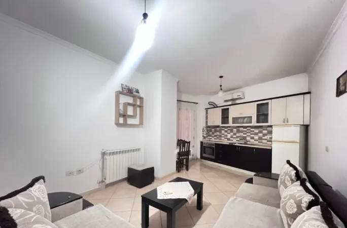 Tirane, jepet me qera apartament 1+1 Kati 4, 72 m² 400 € (XHAMLLIK)
