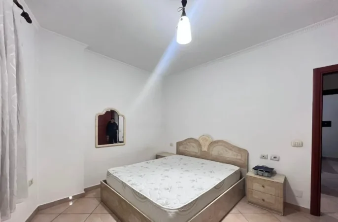 Tirane, jepet me qera apartament 1+1 Kati 4, 72 m² 400 € (XHAMLLIK)