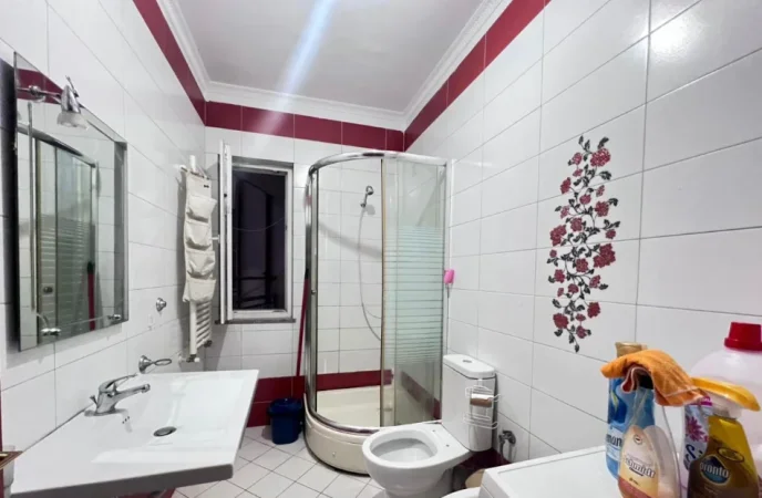 Tirane, jepet me qera apartament 1+1 Kati 4, 72 m² 400 € (XHAMLLIK)