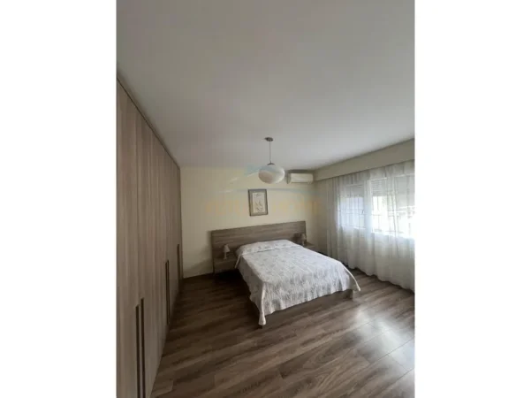Tirane, jepet me qera apartament 2+1+Ballkon Kati 2, 130 m² 1.500 € (Long Hill residence)