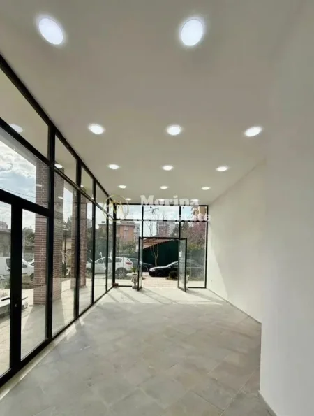 Tirane, jepet me qera ambjent biznesi Kati 1, 45 m² 700 € (Pazari i Ri)