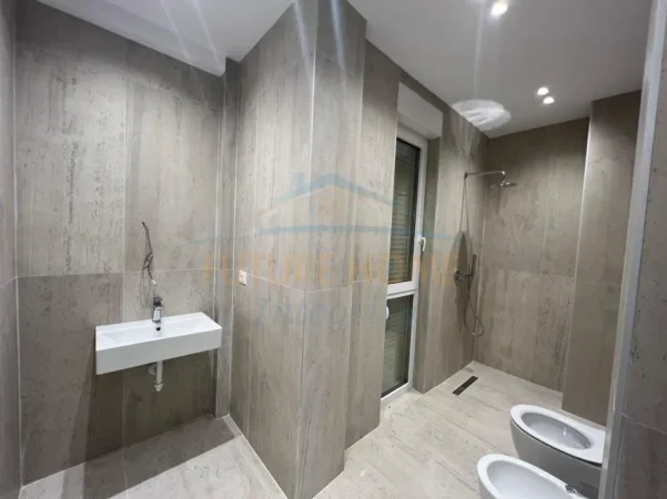 Tirane, Shitet Vilë 3-Katëshe+2 Poste parkimi , 197 m² 390.000 € (AbA Residence)