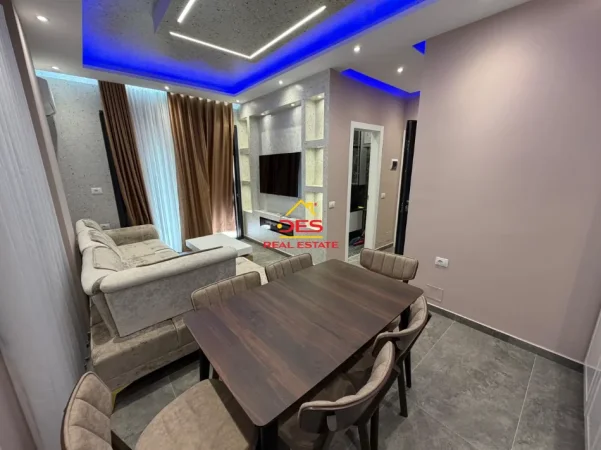 Vlore, jepet me qera apartament 1+1+Ballkon Kati 2, 70 m² 550 € (Rruga Dhimitër Konomi)