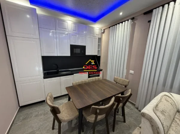 Vlore, jepet me qera apartament 1+1+Ballkon Kati 2, 70 m² 550 € (Rruga Dhimitër Konomi)
