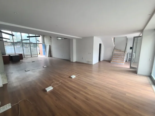 Tirane, jepet me qera zyre Kati 0, 220 m² 3.000 € (QENDER)