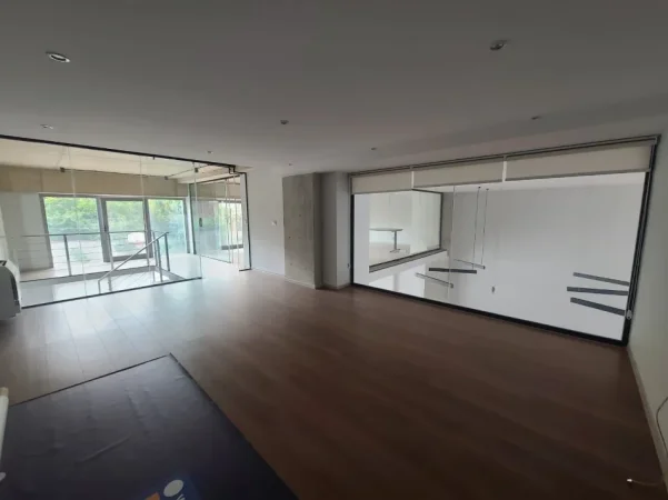 Tirane, jepet me qera zyre Kati 0, 220 m² 3.000 € (QENDER)