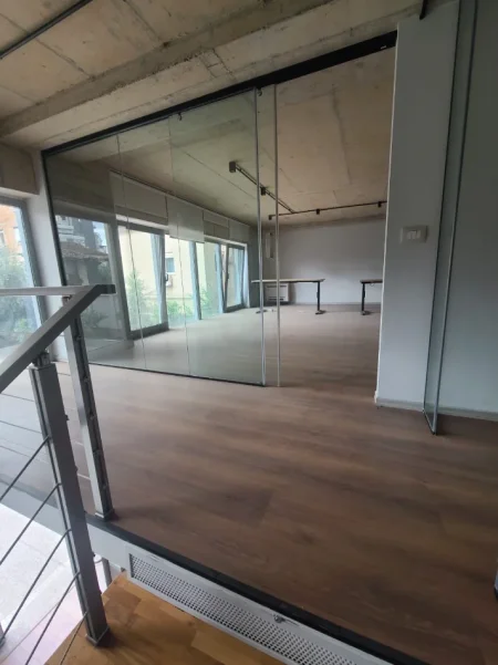 Tirane, jepet me qera zyre Kati 0, 220 m² 3.000 € (QENDER)