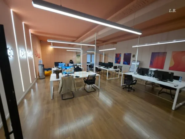 Tirane, jepet me qera zyre Kati 1, 200 m² 2.000 € (KOMUNA E PARISIT)
