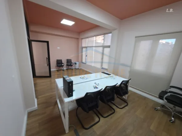 Tirane, jepet me qera zyre Kati 1, 200 m² 2.000 € (KOMUNA E PARISIT)