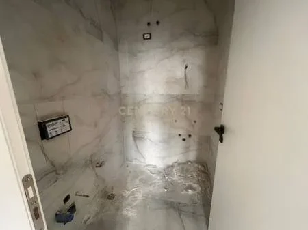 Tirane, jepet me qera ambjent biznesi Kati 1, 140 m² 1.700 € (Rruga Ali Demi)