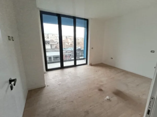 Tirane, jepet me qera ambjent biznesi Kati 1, 140 m² 1.700 € (Rruga Ali Demi)