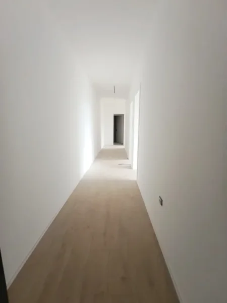 Tirane, jepet me qera ambjent biznesi Kati 1, 140 m² 1.700 € (Rruga Ali Demi)