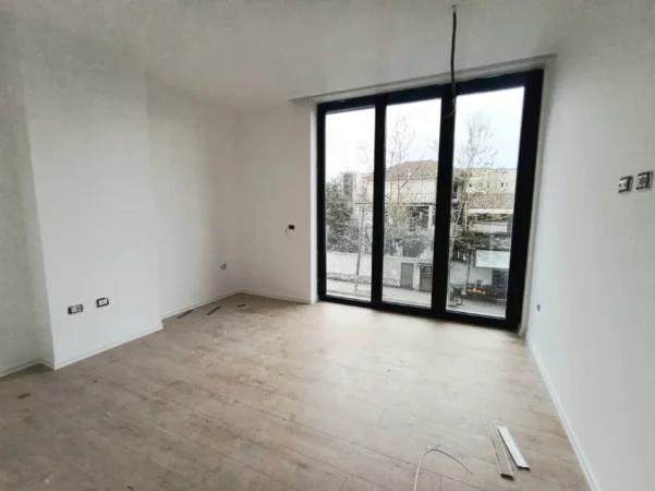 Tirane, jepet me qera ambjent biznesi Kati 1, 140 m² 1.700 € (Rruga Ali Demi)