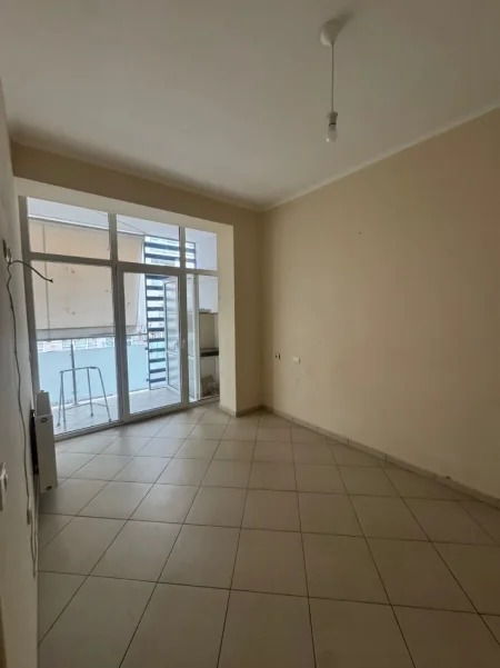 Tirane, shitet apartament 1+1+Ballkon Kati 2, 72 m² 216.000 € (Kompleksi Kika , Komuna e Parisit)