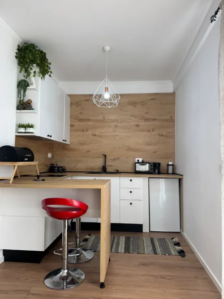 Tirane, jepet me qera apartament 1+1+Aneks+Ballkon Kati 4, 500 € (rruga e durresit , prokuroria e tiranes)