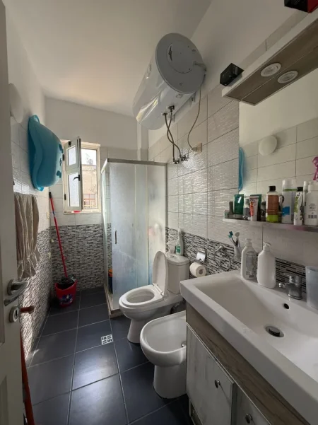 Tirane, shes apartament 1+1+Ballkon Kati 4, 59 m² 120.000 € (Perballe Harry Fultz)