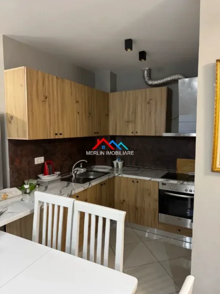 Tirane, jepet me qera apartament 3+1+Ballkon Kati 3, 92 m² 550 € (RRUGA PINARE,KOPSHTI BOTANIK)