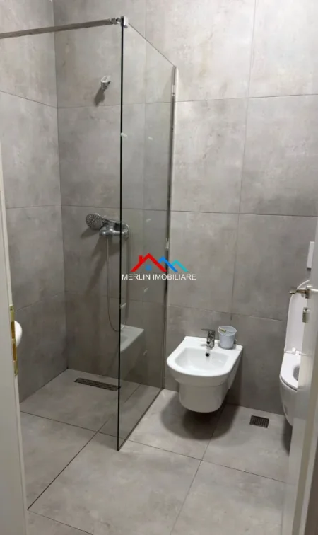 Tirane, jepet me qera apartament 2+1+Ballkon Kati 3, 78 m² 700 € (RRUGA OMER NISHANI,FARMACIA 10)