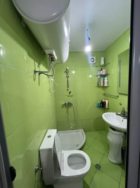 Tirane, jepet me qera apartament 2+1 Kati 1, 120 m² 600 € (ALI DEMI)