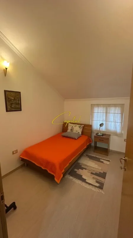 Tirane, jepet me qera apartament 3+1 Kati 3, 115 m² 1.000 € (KOMUNA E PARISIT)