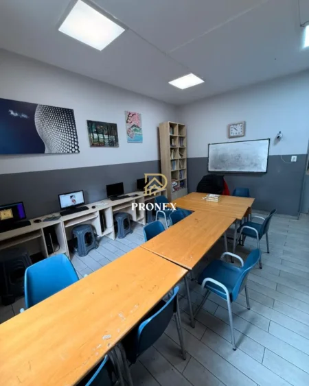 Tirane, jepet me qera zyre Kati 3, 100 m² 850 € (RRUGA SAMI FRASHERI)