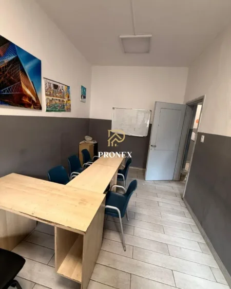 Tirane, jepet me qera zyre Kati 3, 100 m² 850 € (RRUGA SAMI FRASHERI)