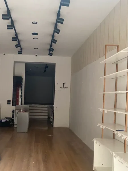 Tirane, jepet me qera dyqan Kati 0, 90 m² 2.000 € (MYSLYM SHYRI)