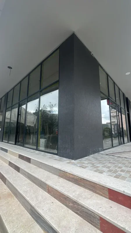 Tirane, jepet me qera ambjent biznesi Kati 0, 47 m² 1.000 € (jordan misja)