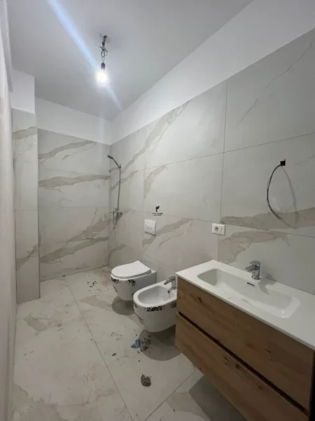 Tirane, jepet me qera zyre Kati 1, 113 m² 700 € (LAPRAKE)