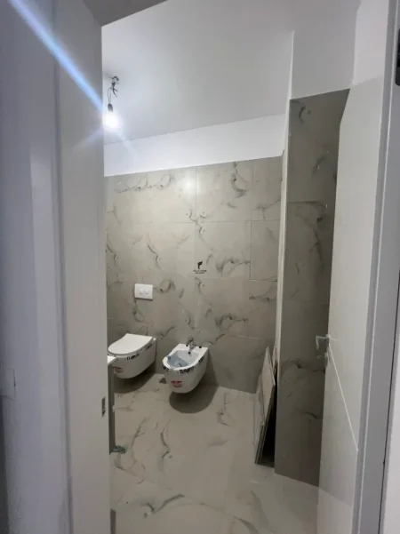 Tirane, jepet me qera zyre Kati 1, 113 m² 700 € (LAPRAKE)