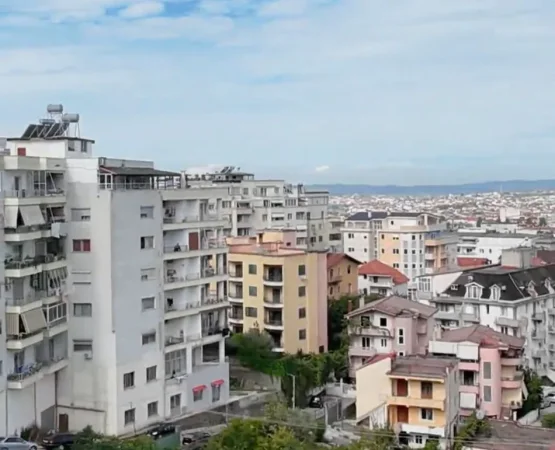 Tirane, shes apartament 2+1+Ballkon Kati 1, 91 m² 135.000 € (fresku)