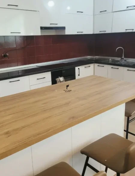 Tirane, jepet me qera apartament 1+1 Kati 2, 90 m² 500 € (ALI DEMI)