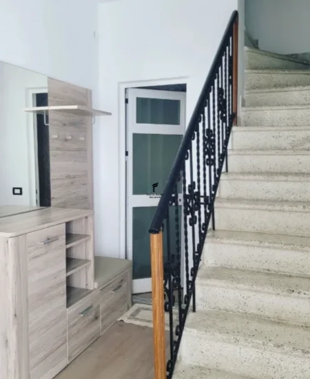 Tirane, jepet me qera apartament 1+1 Kati 2, 90 m² 500 € (ALI DEMI)