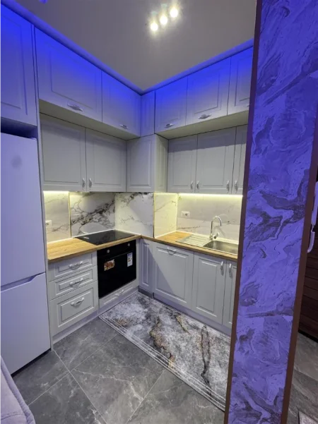 Tirane, jepet me qera apartament 1+1+Ballkon Kati 8, 70 m² 500 € (UNIVERS CITY,QTU)